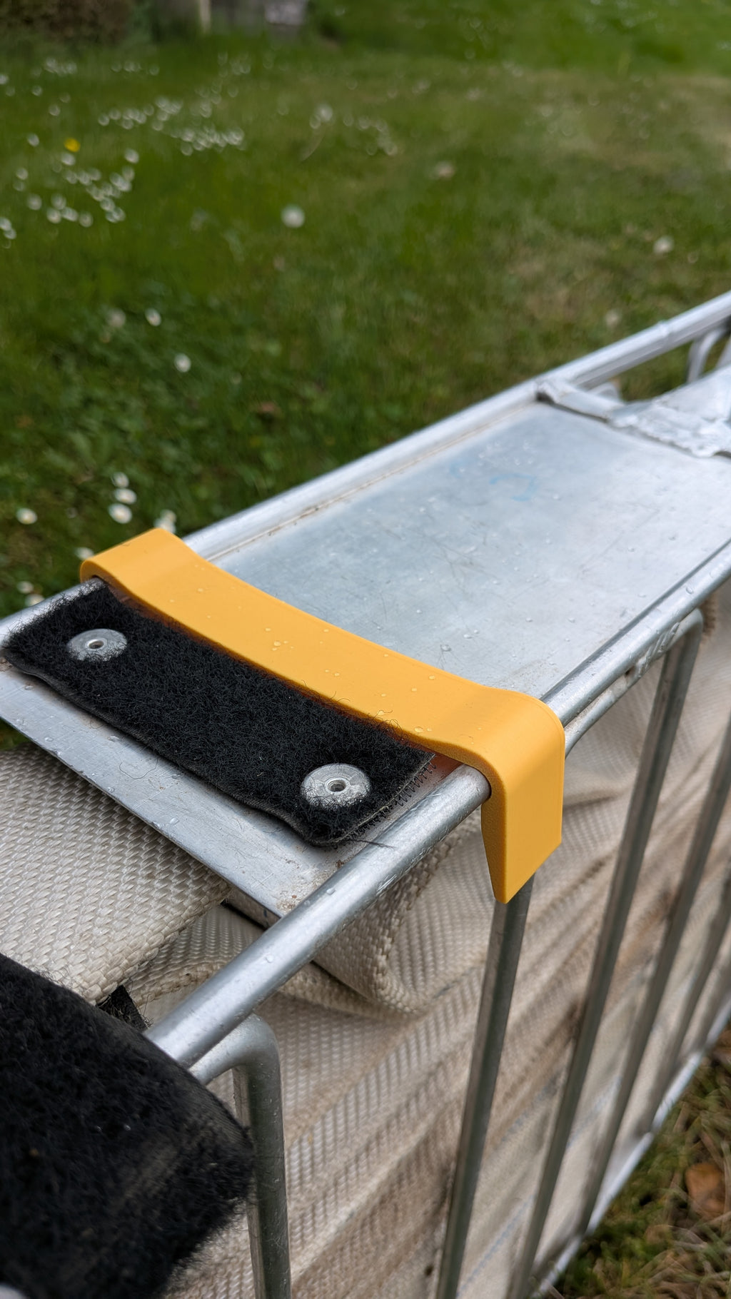 Verschlussclip Schlauchtragekorb C | Rot, Gelb, Schwarz | Schlankes Design