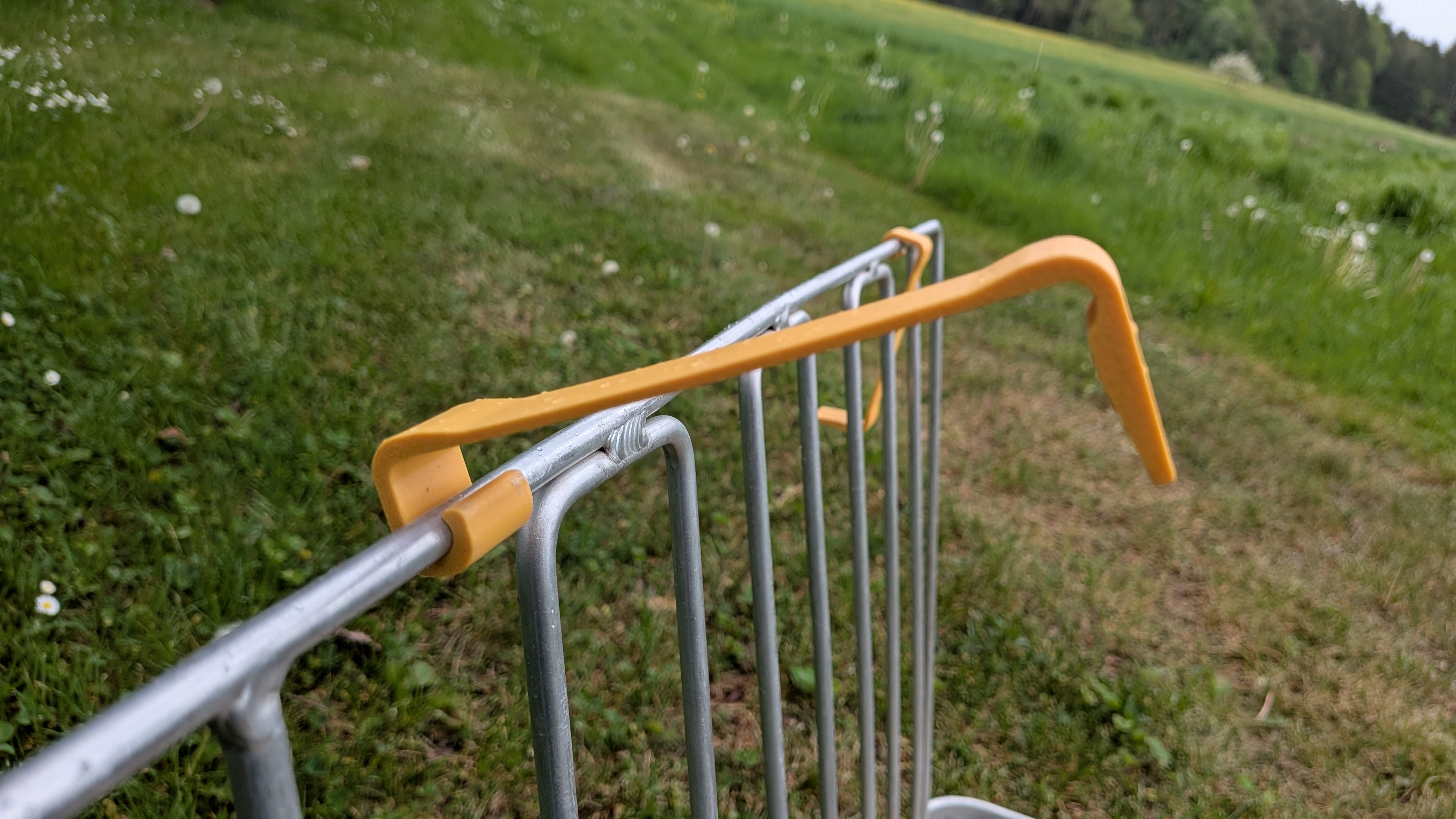Verschlussclip Schlauchtragekorb C | Rot, Gelb, Schwarz | Schlankes Design